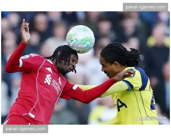 镜头捕捉:维拉球员中场抢断后迅速分边策动进球